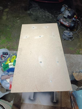 Me he fabricado una mesa de tiro en casa basándome en imágenes , he ido sacando las medidas que me parecían 12