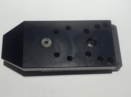 hola 
hace unos meses compra una placa de montaje para punto rojo 
se monta en el cañon de la Ruger PC 11