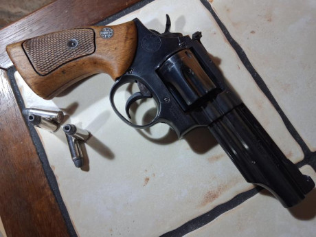 Hola. 
Vendo revólver LLAMA COMANCHE II en calibre .38Spl.
Guiado co. Licencia F.
El tornillo del alza 10