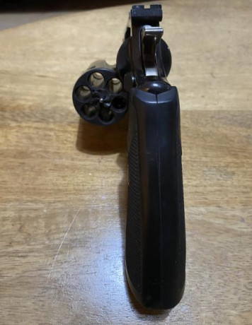 Se vende Astra 960 en perfecto estado, con cañon de respeto y libro original del arma incluido. El arma 02