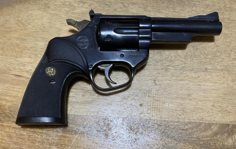 Se vende Astra 960 en perfecto estado, con cañon de respeto y libro original del arma incluido. El arma 01