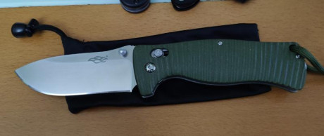 Saco a la venta este lote de navajas, todas en perfecto estado.

Spyderco Tenacious G-10 Filo Liso 40€ 01