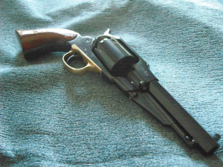 Por abandono de nuestra afición, vendo una réplica Remington marca Aldo Uberti, Cal. 44 prácticamente 01