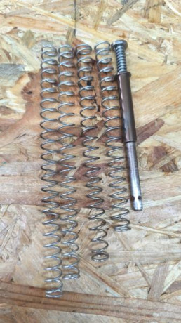 Material para CZ Shadow 2.
Pasador sustituto de retenida 20€.
Retenida de corredera 30€.
Cachas de lija 02