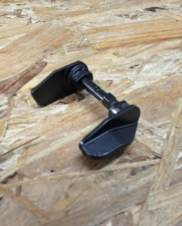 Material para CZ Shadow 2.
Pasador sustituto de retenida 20€.
Retenida de corredera 30€.
Cachas de lija 10