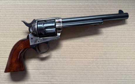 Buenas tardes,
Vendo este revolver 
cal .45 LC
Largo cañón: 7 1/2” (19cm)
Reproducción del fabricado por 01
