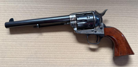 Buenas tardes,
Vendo este revolver 
cal .45 LC
Largo cañón: 7 1/2” (19cm)
Reproducción del fabricado por 00