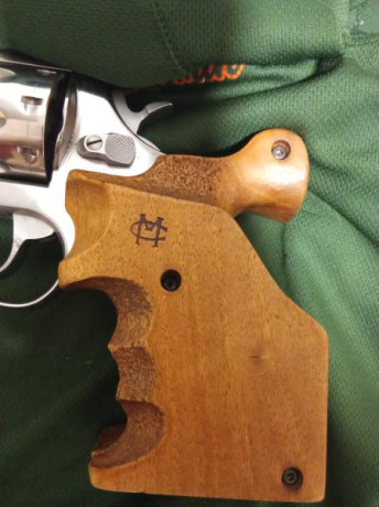 Se vende revolver Taurus 357 con cachas anatómica Talla S y también las originales 
Cilindro de 8 tiros
4 00