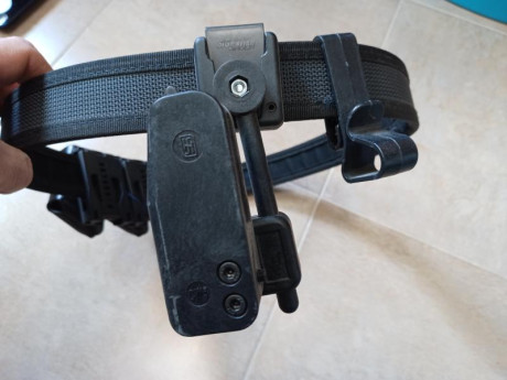 Cinturón ipsc, usando con una CZ 75B, funciona en SP01.
3 porta cargadores, uno de ellos con imán, funda 02