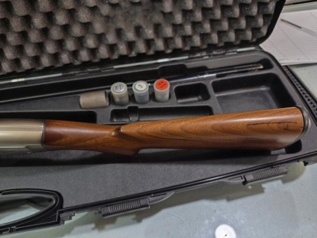 Vendo brownig maxus hunter ,está prácticamente nueva como se puede ver en las fotos ,viene con su maletín 02