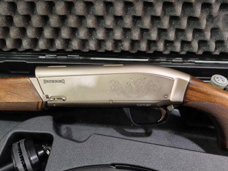Vendo brownig maxus hunter ,está prácticamente nueva como se puede ver en las fotos ,viene con su maletín 00
