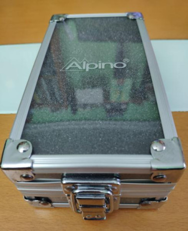 Lote de 2 navajas, en perfecto estado.

Nieto Warfare 
Alpino titanium 440 steel (Nueva)

Las dos por 12