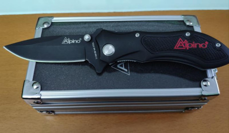 Lote de 2 navajas, en perfecto estado.

Nieto Warfare 
Alpino titanium 440 steel (Nueva)

Las dos por 20