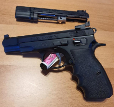 Hola amigos! ya que se muestran tantas armas buenas creo que a los propietarios de una cz 75 se nos tendría 70