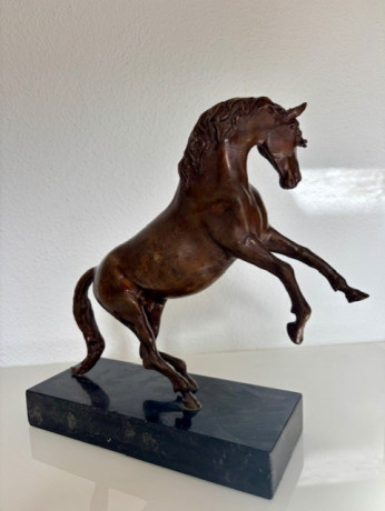 Escultura de bronce fundido, Excelentes detalles, base de marmol año 1995 medidas 36 x 30 12cm peso aprox 00