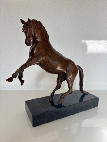 Escultura de bronce fundido, Excelentes detalles, base de marmol año 1995 medidas 36 x 30 12cm peso aprox 10