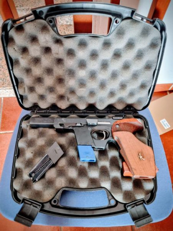 Tengo un amigo que vende una Walther GSP calibre 32 con 2 cargadores: 1 azul y otro negro.  Con maletín
450 02