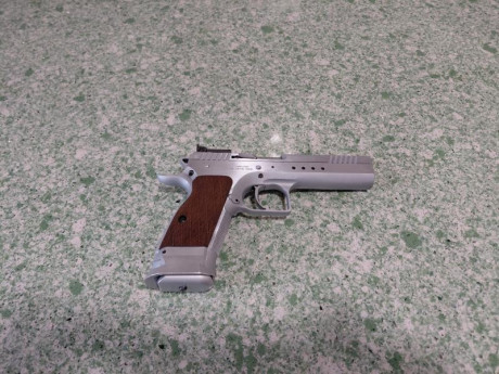 Vendo pistola tanfoglio limited custom 9mm en un estado excepcional con cañón Bull Barrel,mira de fibra 02