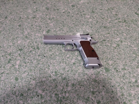 Vendo pistola tanfoglio limited custom 9mm en un estado excepcional con cañón Bull Barrel,mira de fibra 01