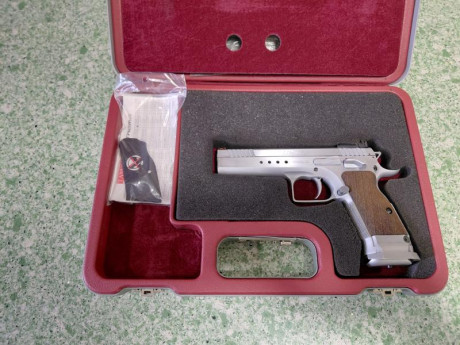Vendo pistola tanfoglio limited custom 9mm en un estado excepcional con cañón Bull Barrel,mira de fibra 12