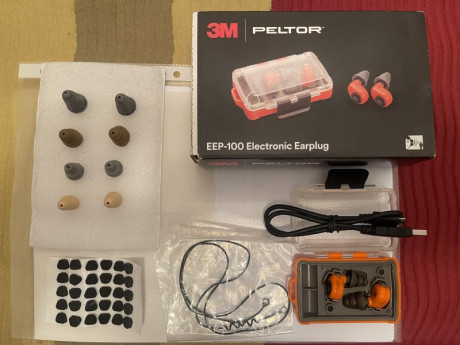 Se venden auriculares de tiro PELTOR 3m, EEP 100 electrónicos, sólo usado uno de los acoples que trae 02