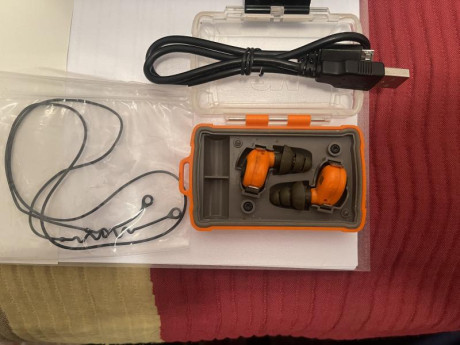 Se venden auriculares de tiro PELTOR 3m, EEP 100 electrónicos, sólo usado uno de los acoples que trae 01