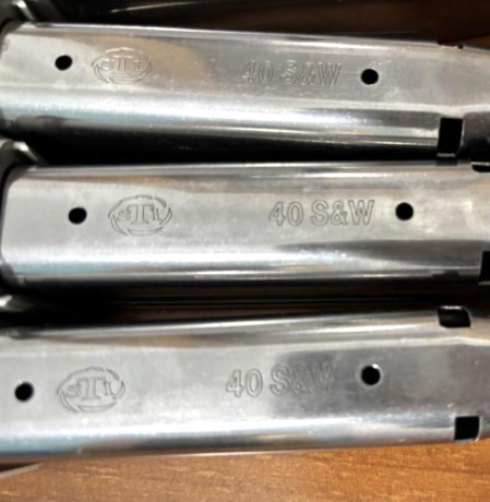 Magnífica pistola STI APEIRO cal 40SW con los siguientes extras:
* 5 cargadores STI cal 40SW  con tapa 61