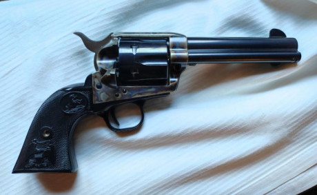 EN VENTA COLT SINGLE ACTION ARMY CON CAÑÓN 4"1/2.
ACABADO PAVÓN/ JASPEADO.
INSCRITO EN LIBRO DE COLECCIONISTA 02