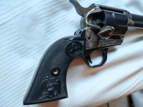 EN VENTA COLT SINGLE ACTION ARMY CON CAÑÓN 4"1/2.
ACABADO PAVÓN/ JASPEADO.
INSCRITO EN LIBRO DE COLECCIONISTA 12