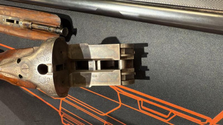 Pongo a la venta esta magnífica escopeta paralela del calibre 20/70, una pieza de gran calidad fabricada 02
