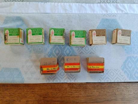 Vendo las siguientes nueve cajas de munición (vacías):

20 JUN 1975 --> 25 cartuchos 9 mm. largo - 00