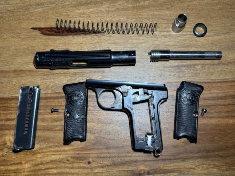   Vendo pistola Astra 300 calibre 9 corto – 380 auto.   

La pistola está en perfecto estado y funciona 11