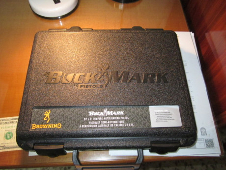 Hola.
Pongo en venta pistola Browning Buck Mark, calibre 22, como se puede 
apreciar en las fotos, está 02
