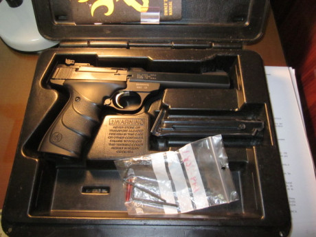 Hola.
Pongo en venta pistola Browning Buck Mark, calibre 22, como se puede 
apreciar en las fotos, está 00