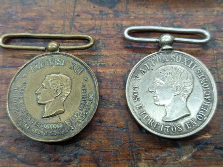 Según mi madre estás dos medallas eran de su bisabuelo. 

Cuando llegaron a mis manos solo les quedaba 00