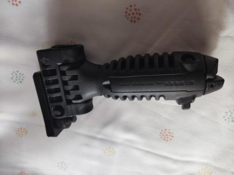 Bípode, y adaptador weaver para el rifle para adaptar el bípode.
En Segovia, 70€ todo 02