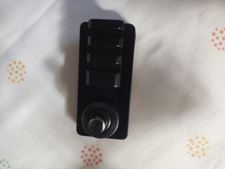 Bípode, y adaptador weaver para el rifle para adaptar el bípode.
En Segovia, 70€ todo 01