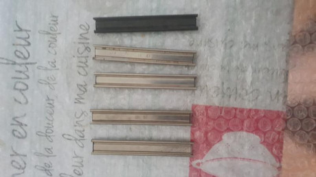 Vendo peines para Steyr Hahn. Siete ( 7 ) euros cada uno, más portes. Mi nombre es Marcelo y atiendo por 00