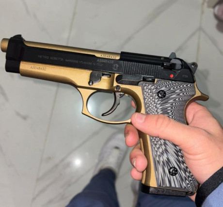 Buenas pongo ala venta recién comprada por mi en armeria top gun de alicante, una p.beretta 92 fs modelo 50