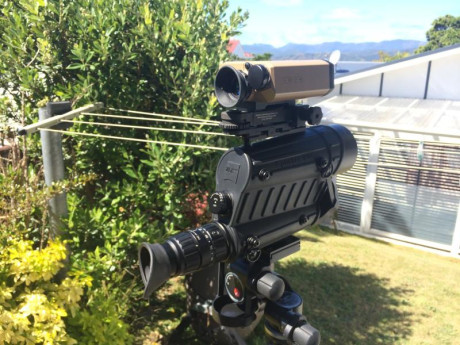 Hola
en muchos videos de you Tube,se ve al observador del tirador,con unos especies de prismaticos o algo 61