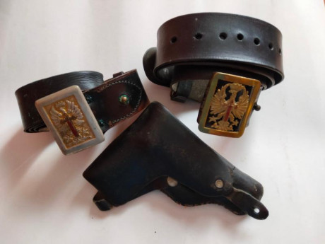 Hola ,
 Vendo dos cinturones del Ejercito de Tierra reglamento 43 o tambien Guardia Civil, Uno de oficial 20