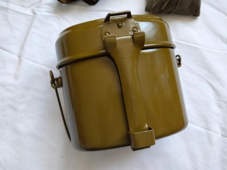 Hola , vaciando vitrinas vendo esta militaria Rusa 

Budionovka Rusa de lana años 30 Replica , 48 euros
Marmita 00