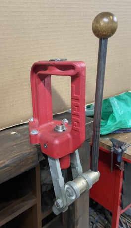 Prensa de recarga LEE Classic Cast. Prensa muy robusta y resistente, con estructura de hierro fundido 02