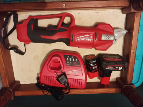 Podadora de mano Milwaukee M12 BLPRS, sin escobillas (brushless), con dos baterías una de 3ah y otra de 02