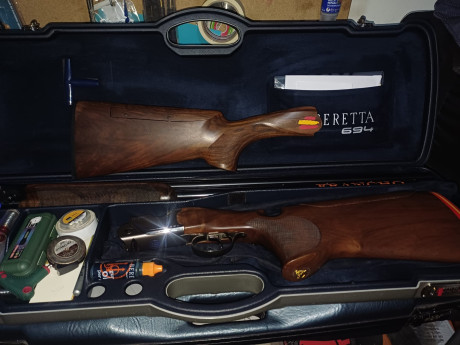 Un amigo vende una Beretta 694 Trap con 76cm de cañón con dos y una estrellas fijas con dos culatas la 01