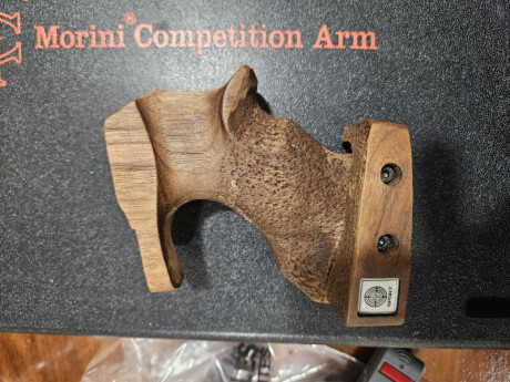 Se vende cacha Steyr para pistolas electrónicas. Talla M. Se puede adaptar tb a mecánicas, poniendo una 02