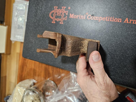 Se vende cacha Steyr para pistolas electrónicas. Talla M. Se puede adaptar tb a mecánicas, poniendo una 00