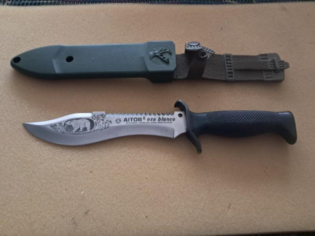 Hola compañeros.
Cuchillo Aitor Oso Blanco de 1983, de una preserie corta.
La hoja es diferente a la del 01