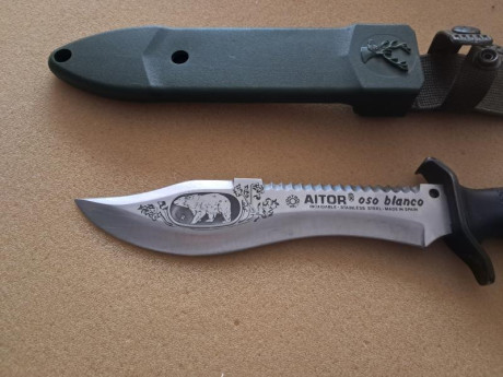 Hola compañeros.
Cuchillo Aitor Oso Blanco de 1983, de una preserie corta.
La hoja es diferente a la del 00