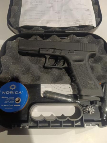 Vendo Glock 17, réplica autorizada por Glock para Umarex. 3 cargadores,balines y bolas de plomo. Peso 01